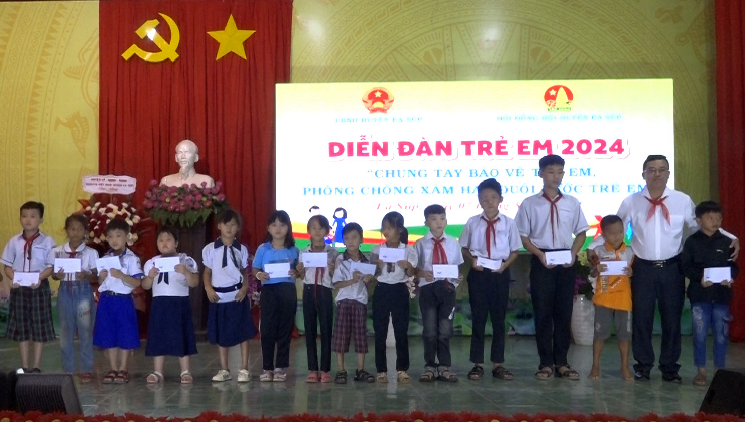 lãnh đạo huyện trao quà cho các em có hoàn cảnh khó khăn